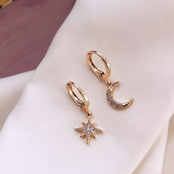 βSOLDβ πHPπ π4/$20 GOLD STAR AND MOON EARRINGS - Picture 2 of 7